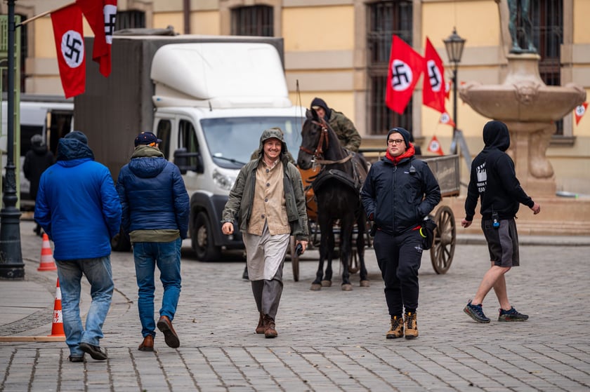 Plan zdjęciowy w okolicach Uniwersytetu Wrocławskiego. - Z uwagi na szczególne tło historyczne serialu (nazistowskie Niemcy lat 30. XX wieku), w przestrzeni miasta powstaną plany scenograficzne, uwzględniające określone znaki i symbole, charakterystyczne dla danego okresu historycznego, których nie należy w żaden sposób interpretować dosłownie – są jedynie dekoracją do filmu - informuje producent filmu